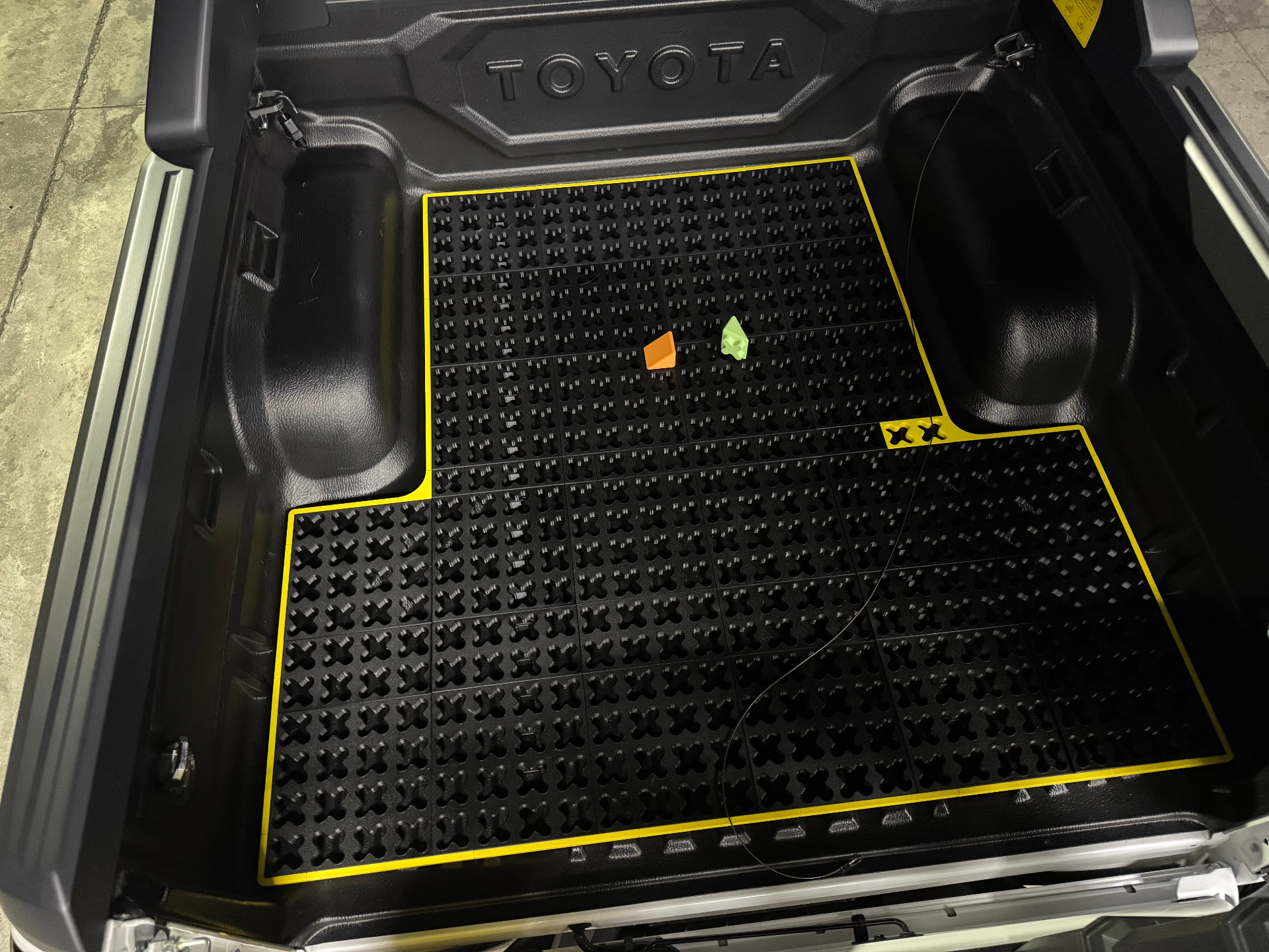 Trunk Organizer Mat instalada en pickup Toyota